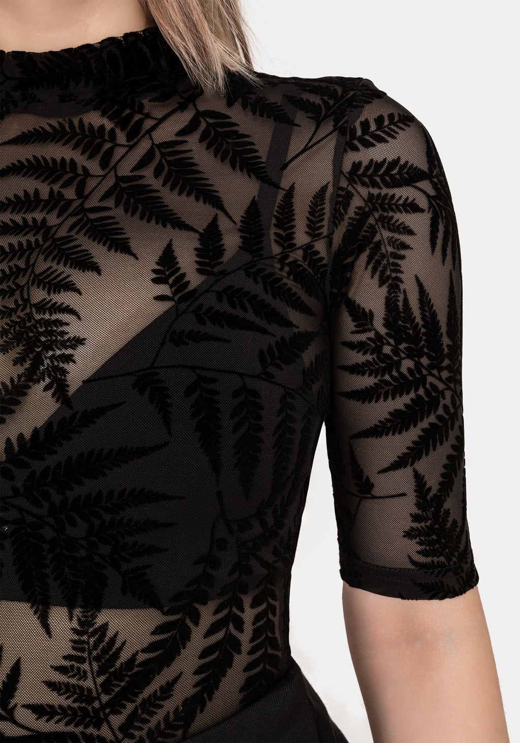Top de malla de manga corta con estampado de helecho flocado Lunafern