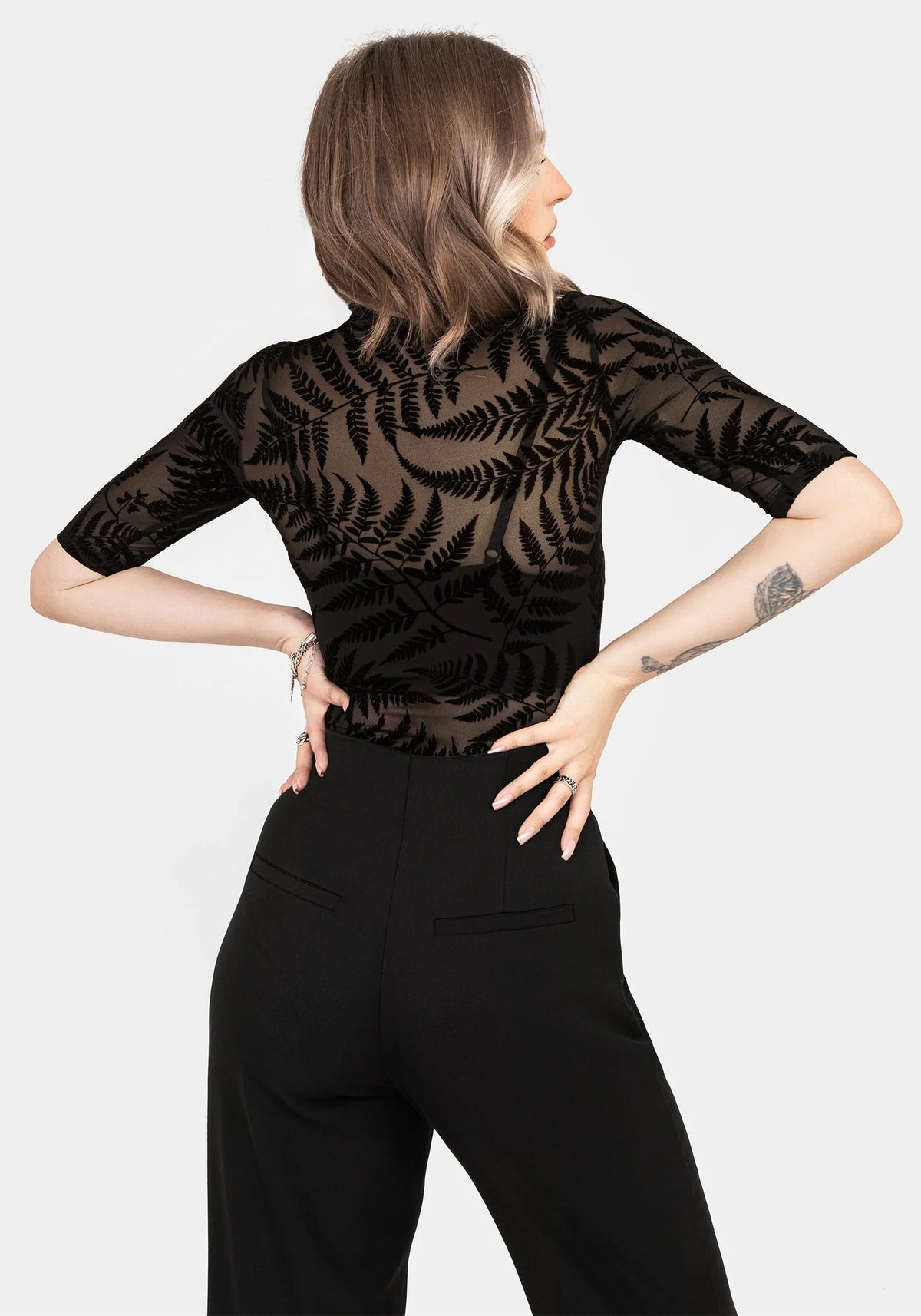 Top de malla de manga corta con estampado de helecho flocado Lunafern